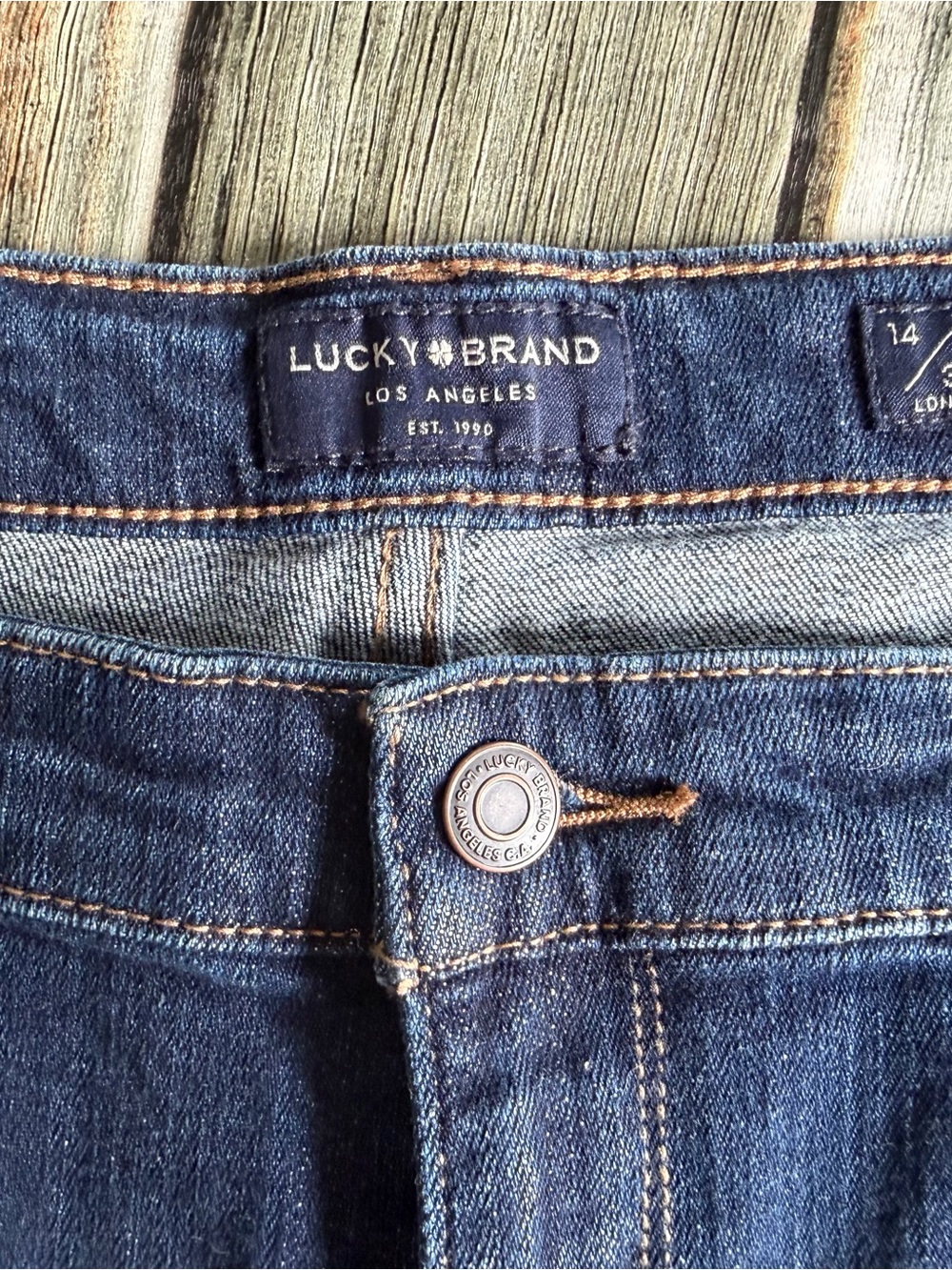 New with Tags Lucky Brand Women's Boot Cut Jeans in Dark Blue Wash - Picture 3 of 6